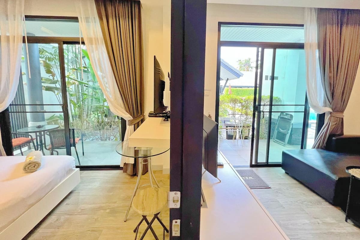 Honeymoon Suite with Garden View | Wohnbereich | 42-Zoll-Flachbildfernseher mit Kabelempfang, Fernseher