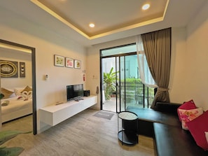 Honeymoon Suite with Garden View | Living area