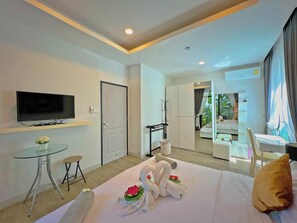 Honeymoon Suite with Garden View | 1 bedroom, premium bedding, minibar, in-room safe