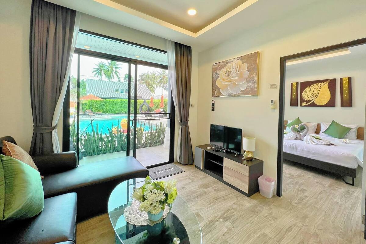 Honeymoon-Suite, 1 King-Bett, Nichtraucher, Poolblick | 1 Schlafzimmer, hochwertige Bettwaren, Minibar, Zimmersafe