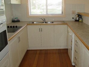 Cottage, 3 Bedrooms | Private kitchen | Microwave, oven, stovetop, dishwasher - Waratah - 3 Bedroom Cottage (Cams Wharf)
