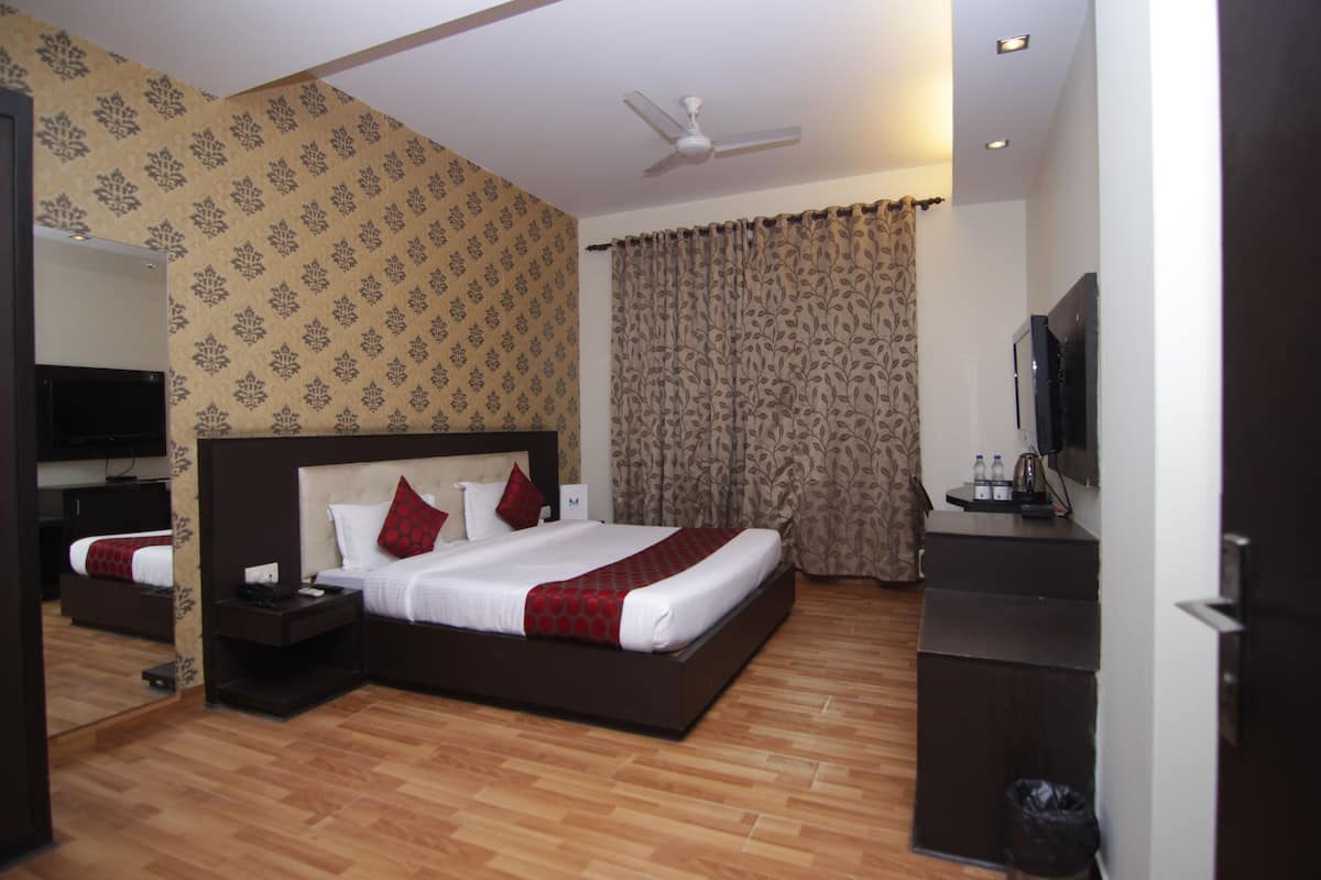 Executive Room, 1 King Bed | Desk, iron/ironing board, rollaway beds, free WiFi