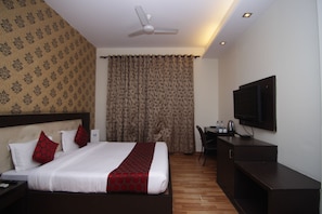Executive Room, 1 King Bed | Desk, iron/ironing board, rollaway beds, free WiFi