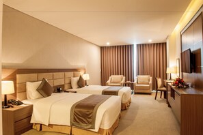 Chambre Deluxe avec lits jumeaux | Salle de bain | Articles de toilette gratuits, sèche-cheveux, chaussons