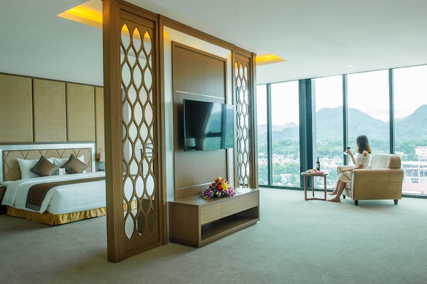 Executive Suite | 1 bedroom, minibar, in-room safe, desk