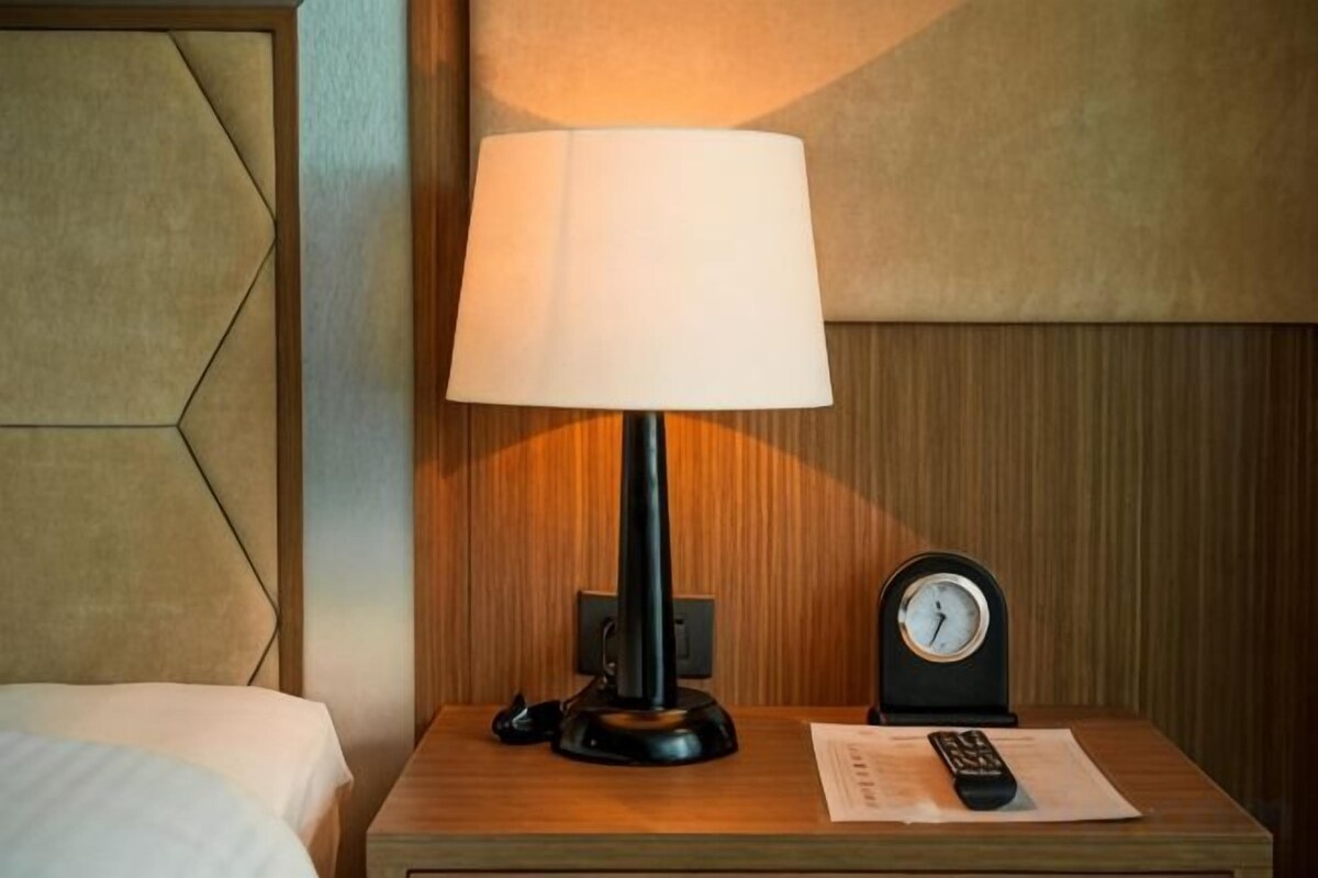 Minibar, coffres-forts dans les chambres, bureau, Wi-Fi gratuit