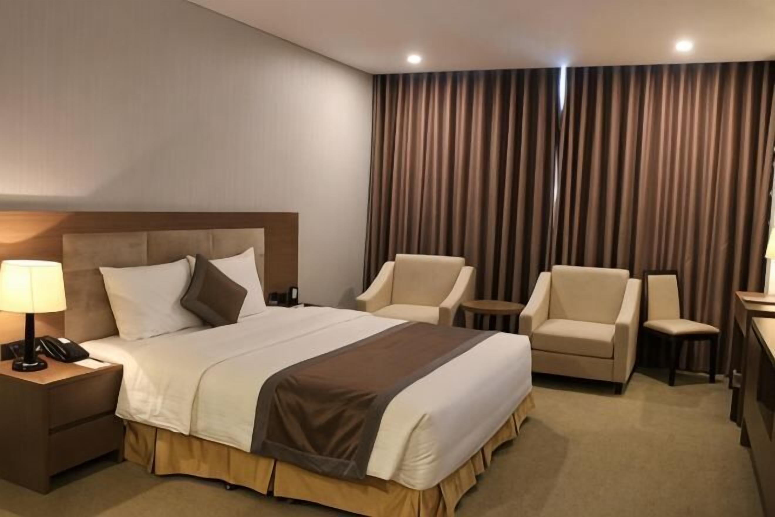 Minibar, Zimmersafe, Schreibtisch, kostenloses WLAN