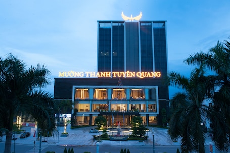 Fachada de la propiedad por la tarde o noche. Muong Thanh Grand Tuyen Quang Hotel