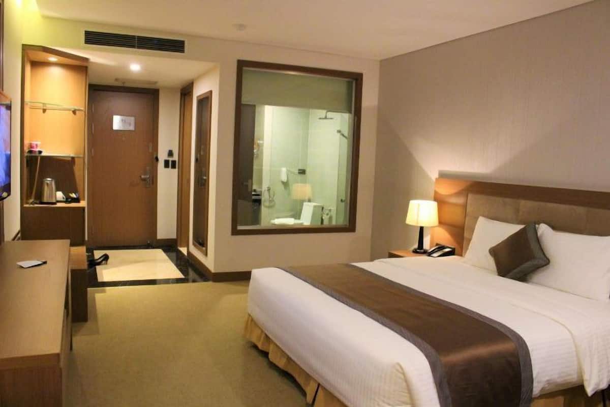 Deluxe King Room | 1 bedroom, minibar, in-room safe, desk