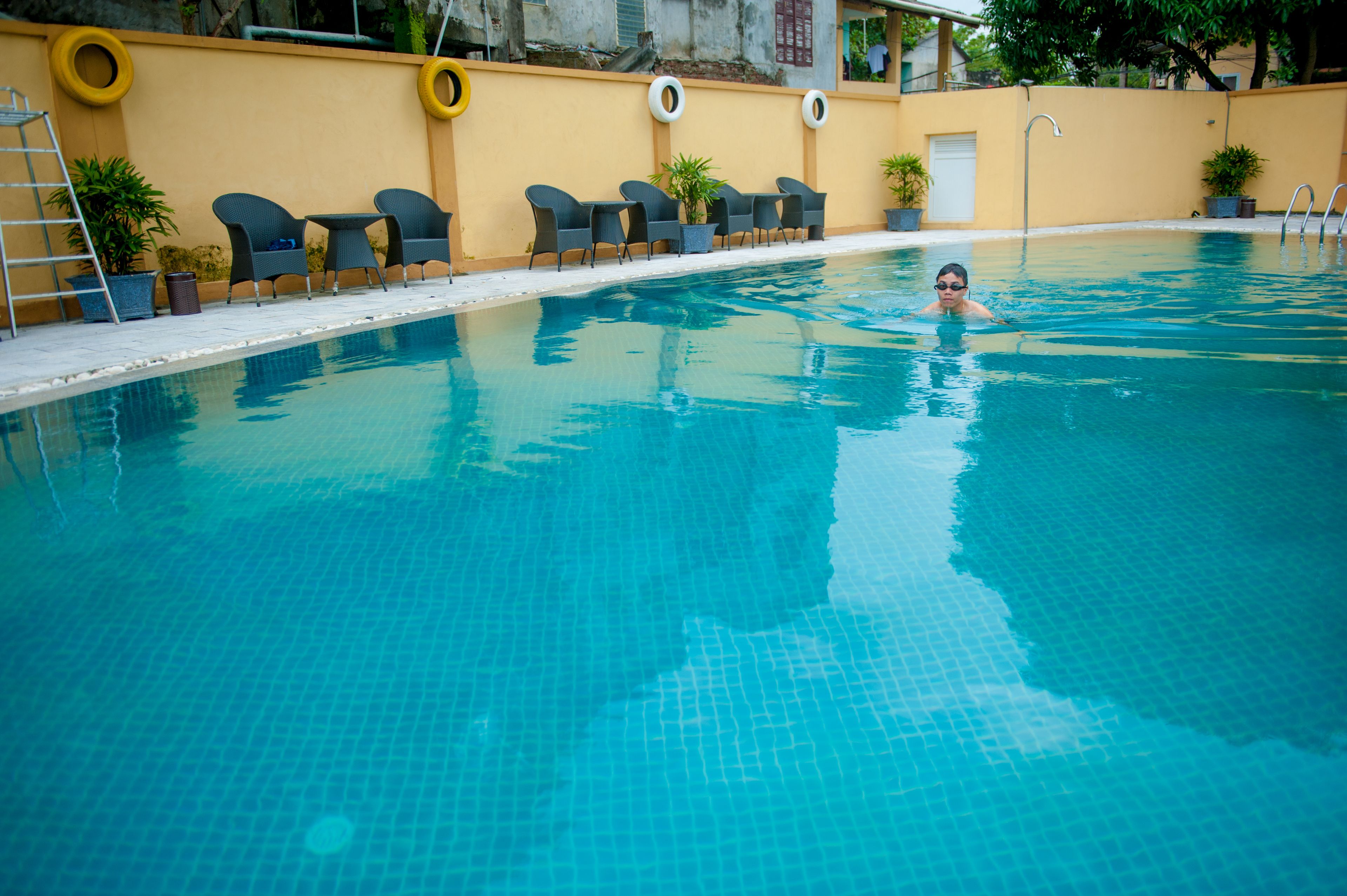 Una piscina al aire libre