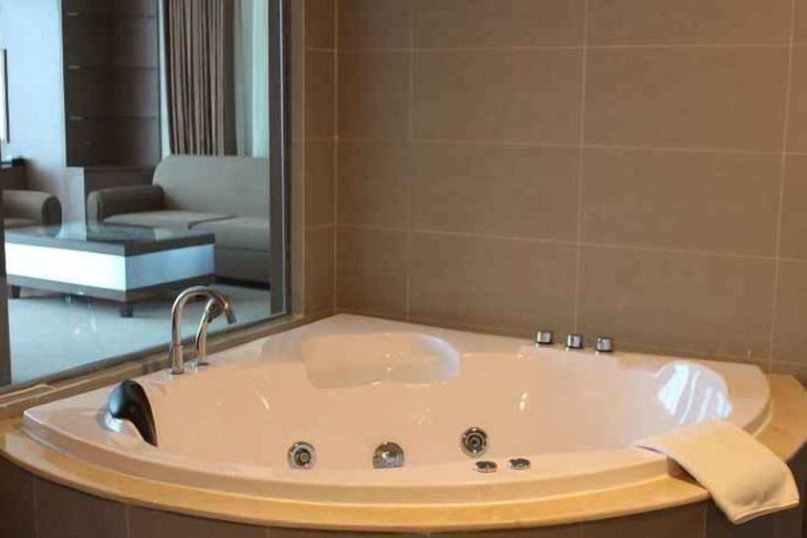 Baño | Artículos de higiene personal gratuitos, secador de pelo y zapatillas