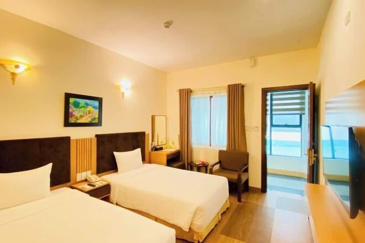 Een minibar, een kluis op de kamer, een bureau, verduisterende gordijnen