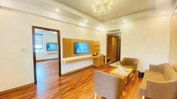 Executive Suite, 1 Double Bed | Minibar, in-room safe, desk, blackout drapes