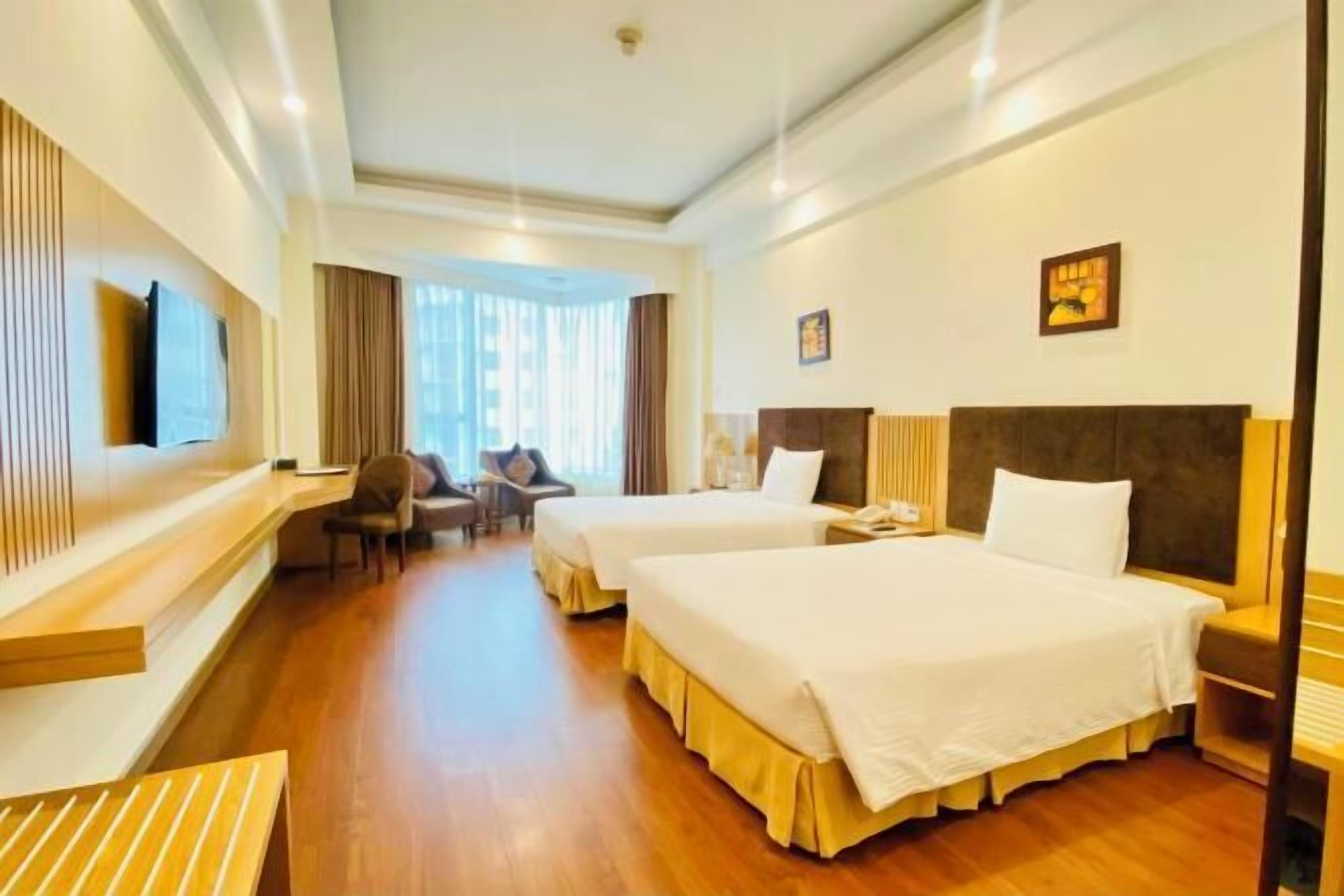 Minibar, coffres-forts dans les chambres, bureau, rideaux occultants