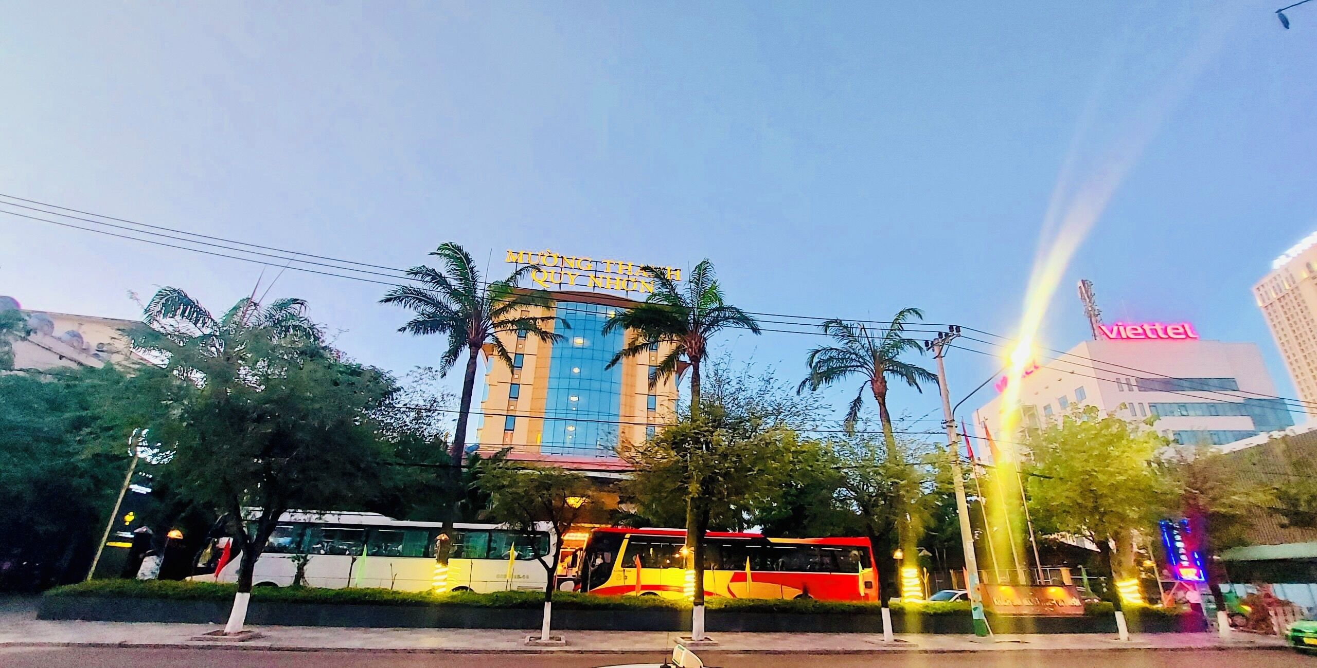 Un bâtiment sur lequel on peut lire l’inscription suivante : « Hôtel Mỹ Tụng Thái City ».