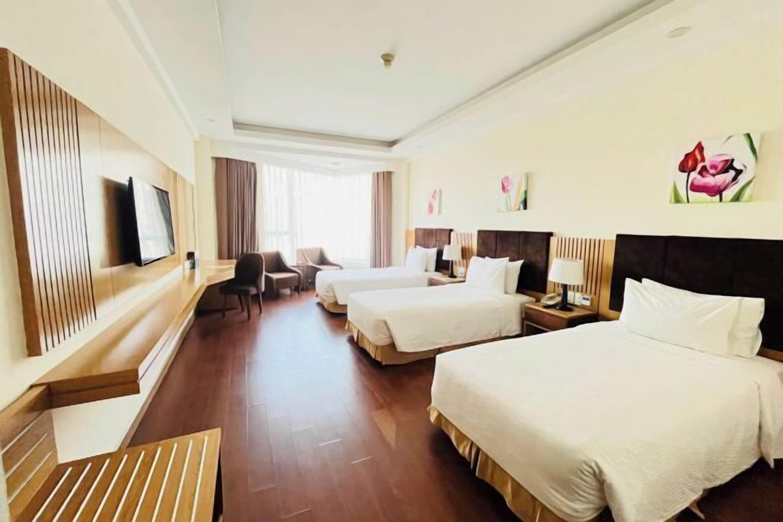 Minibar, coffres-forts dans les chambres, bureau, rideaux occultants