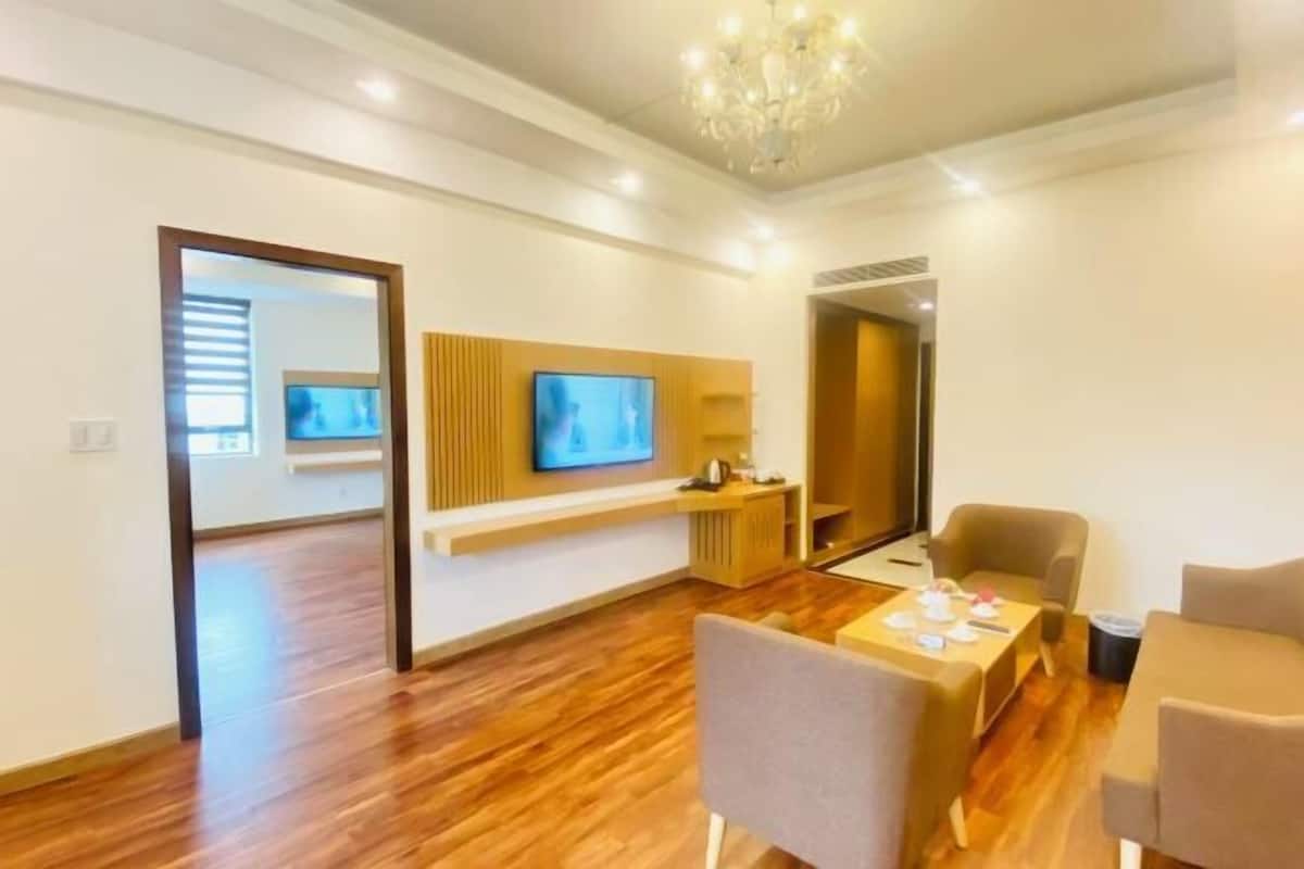 Woonruimte | Een 32-inch lcd-televisie met kabelzenders en televisie