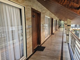 Ropa de cama de alta calidad y caja de seguridad en la habitación