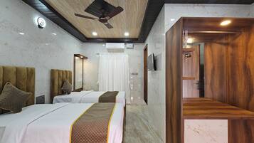 Premium bedding, in-room safe, desk, iron/ironing board