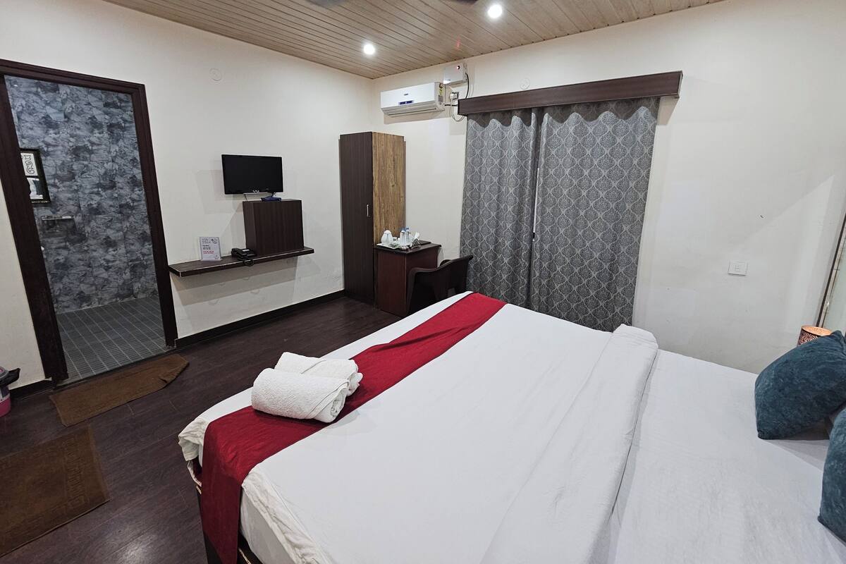 Premium bedding, in-room safe, desk, iron/ironing board