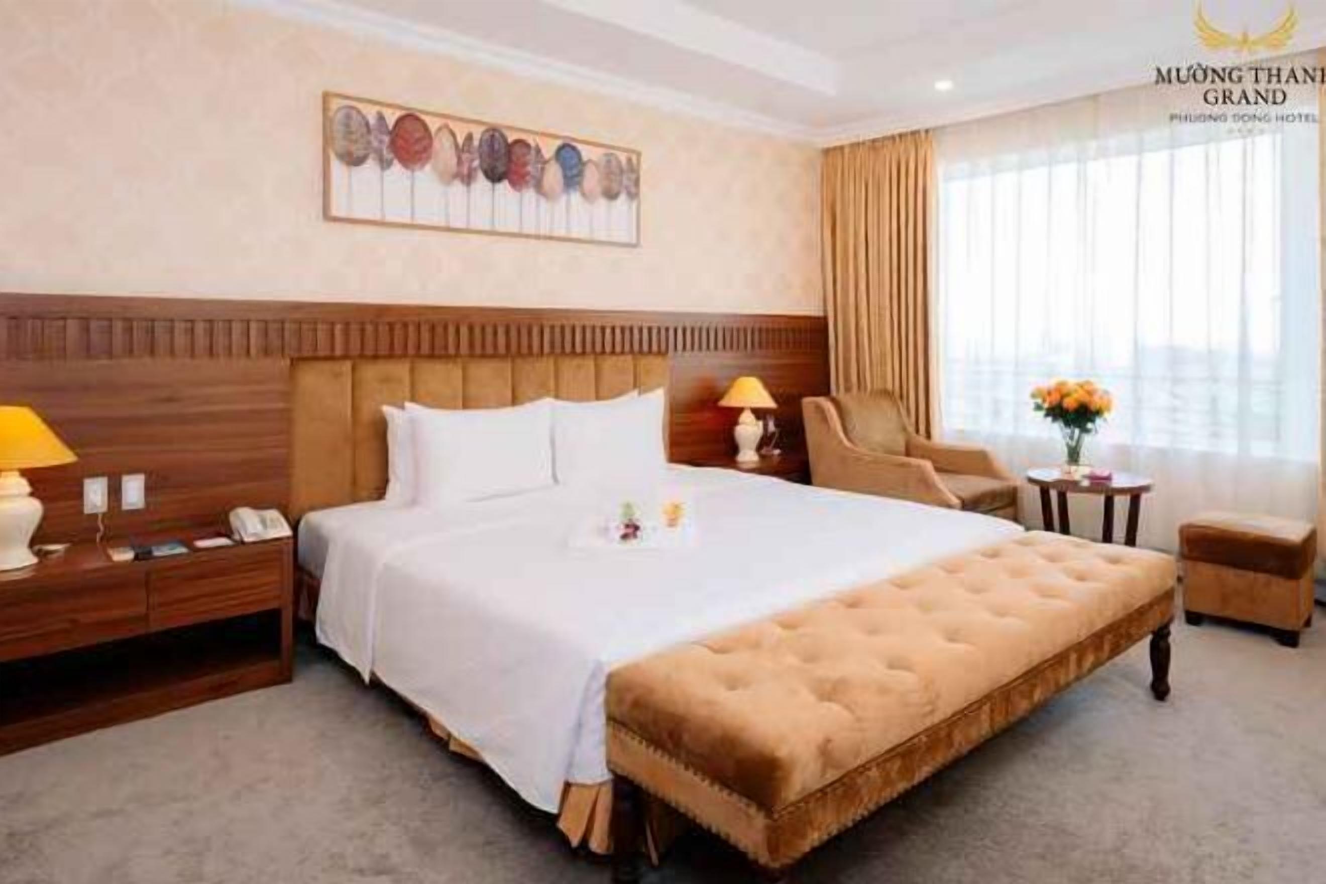 Minibar, värdeförvaringsskåp på rummet och skrivbord