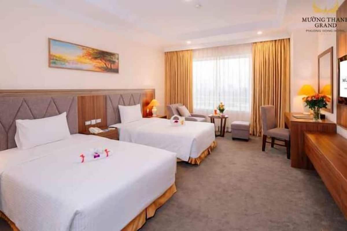 Minibar, värdeförvaringsskåp på rummet och skrivbord