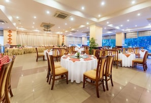 Breakfast, lunch, dinner served; local and international cuisine