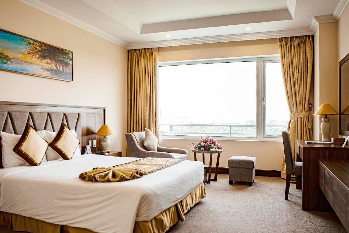 Executive Suite | Minibar, in-room safe, desk, blackout drapes