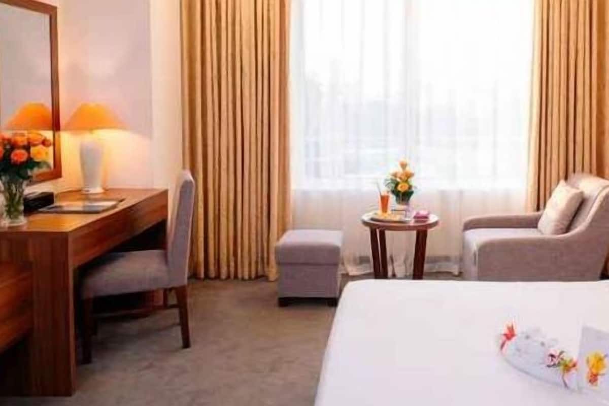 Minibar, värdeförvaringsskåp på rummet och skrivbord