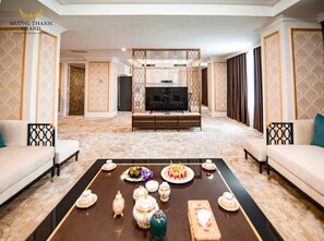 Flat-screen TV - Muong Thanh Grand Phuong Dong Hotel (Vinh)