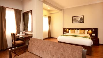 Hochwertige Bettwaren, Zimmersafe, Schreibtisch, Verdunkelungsvorhänge