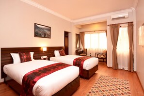 Roupas de cama premium, cofres nos quartos, escrivaninha