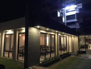 Fassade der Unterkunft – Abend/Nacht