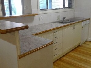Residenza, 3 camere da letto | Cucina privata | Frigorifero con congelatore, microonde, forno, piano cottura
