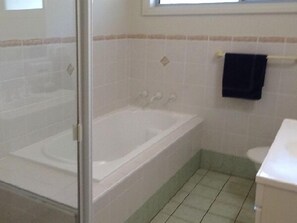 Bathroom - Blackbutt - Deluxe Family Townhouse (Cams Wharf)