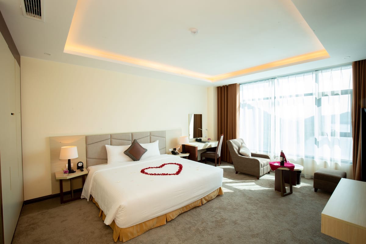 Executive suite | Een minibar, een kluis op de kamer, een bureau, verduisterende gordijnen