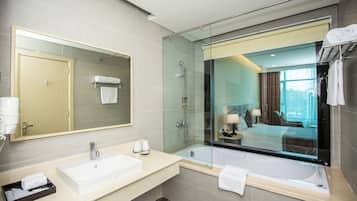 Deluxe King Room | Minibar, in-room safe, desk, blackout drapes