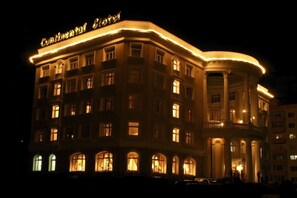 Fachada de la propiedad por la tarde o noche