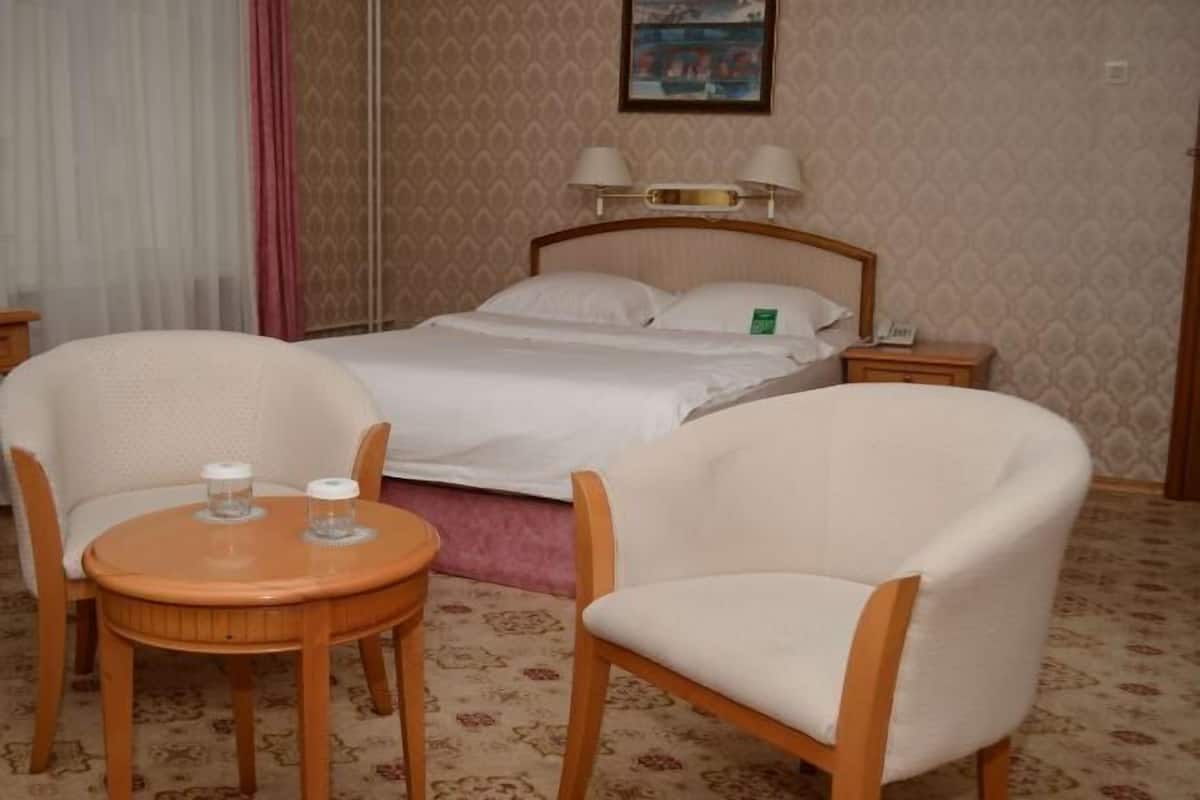 1 bedroom, premium bedding, memory foam beds, minibar