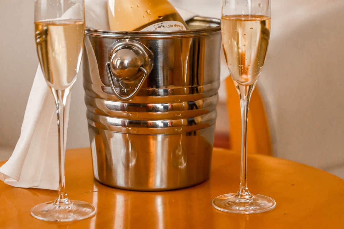 Ylelliset vuodevaatteet, memory foam -patjalliset sängyt, minibaari