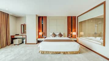 Executive Suite | Minibar, in-room safe, desk, blackout drapes