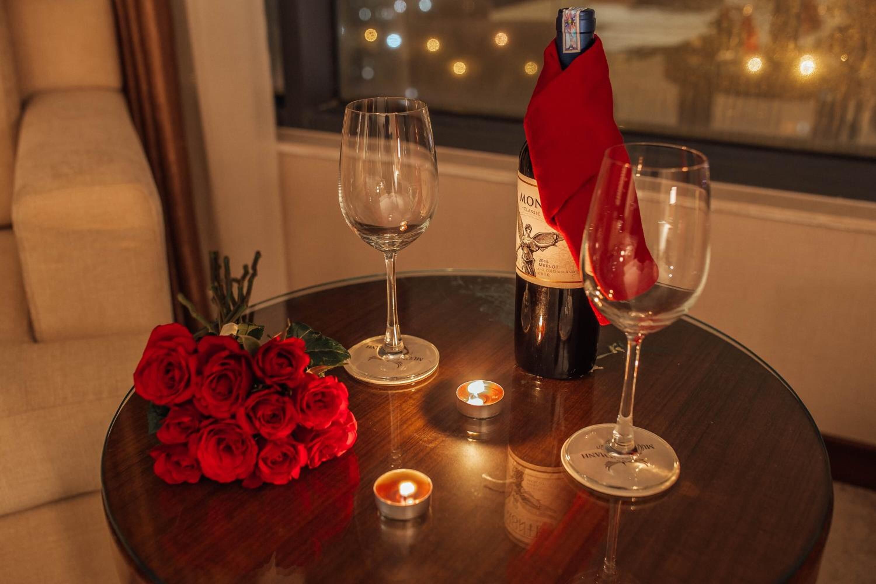 2 restaurants, breakfast, lunch served; local and international cuisine