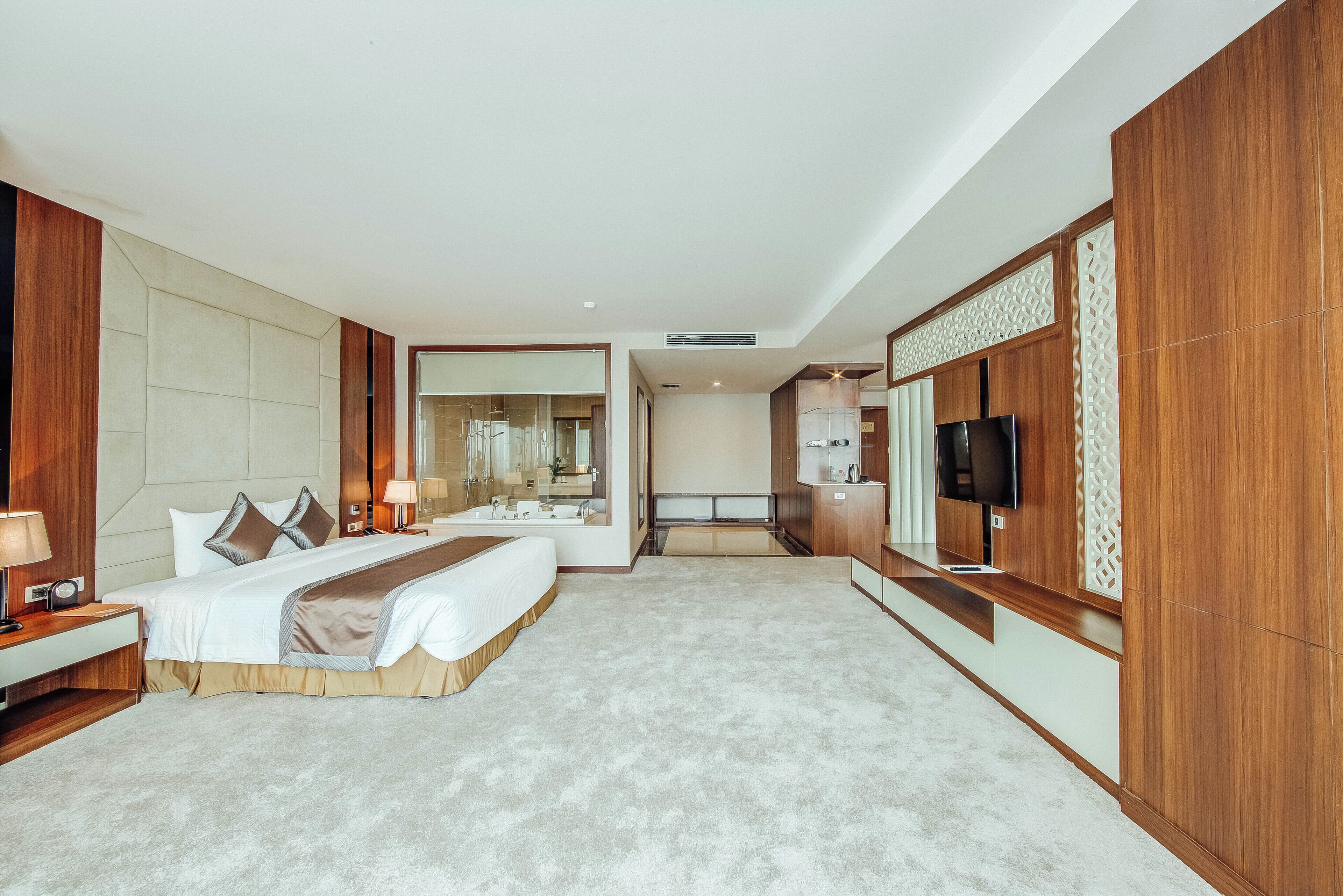 executive suite | 1 bedroom, minibar, in-room safe, desk