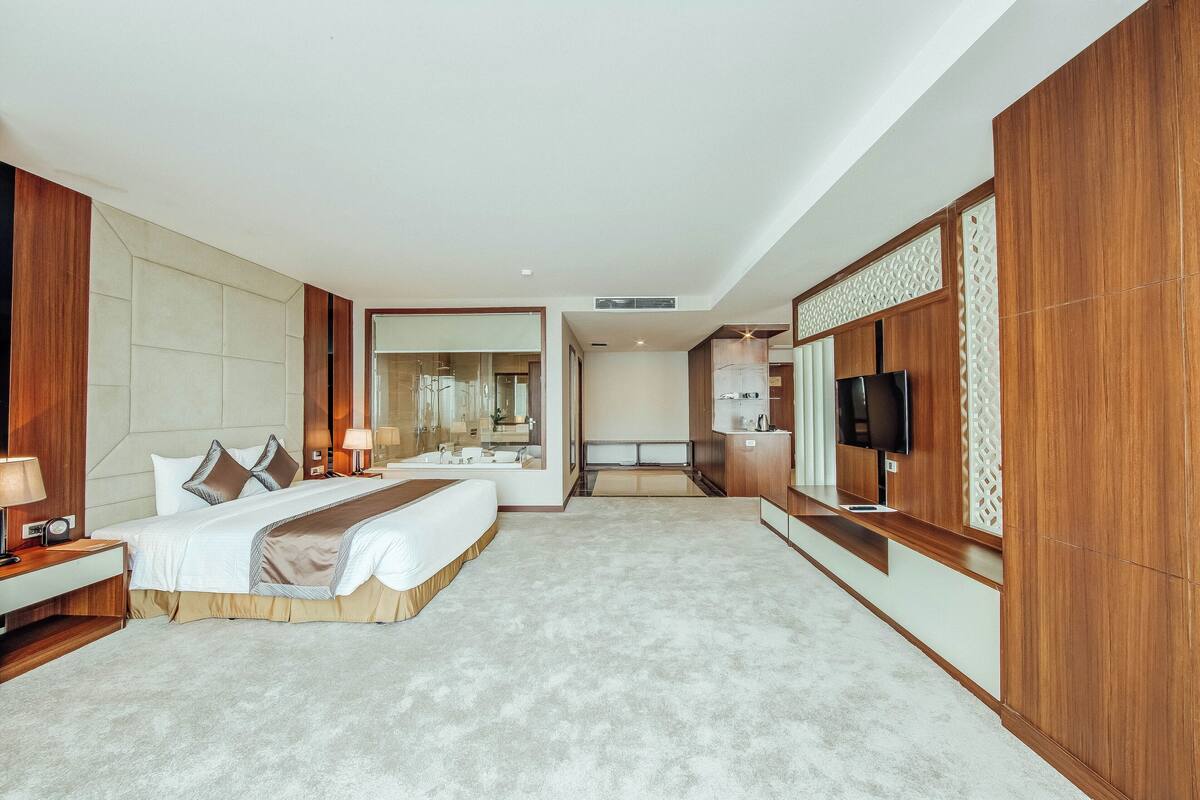 executive suite | 1 bedroom, minibar, in-room safe, desk