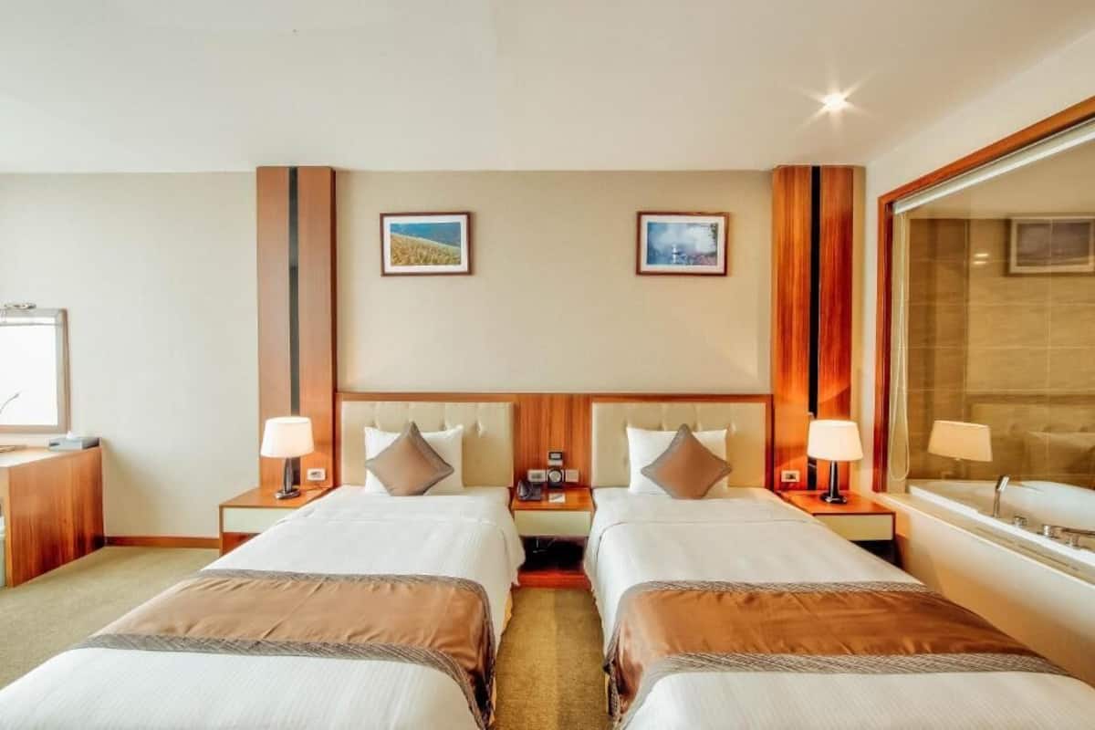 Deluxe Twin Room | Minibar, in-room safe, desk, blackout curtains