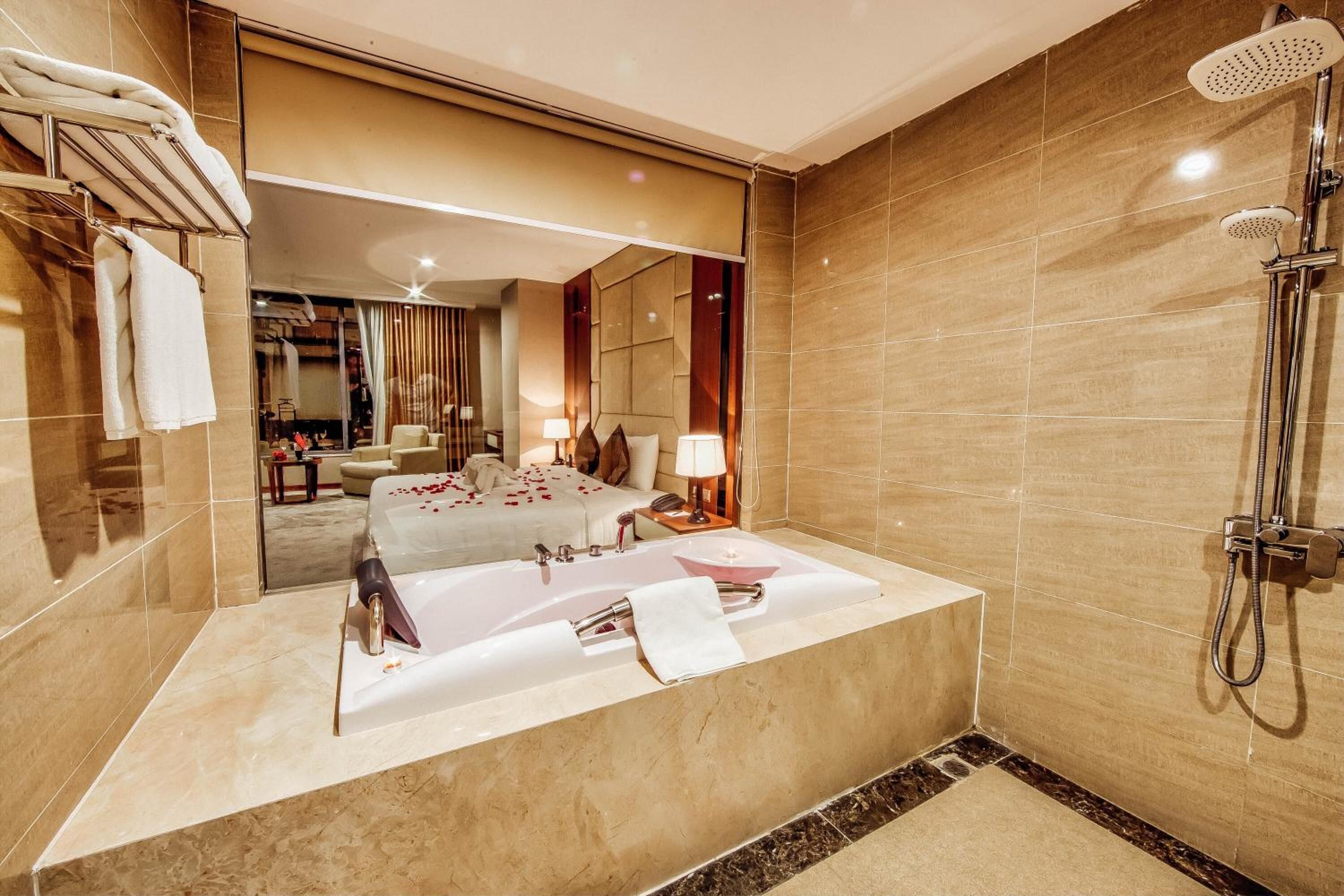 Une salle de bain moderne avec une grande baignoire, une douche et un meuble-lavabo avec un miroir.
