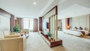 Executive Suite | 1 bedroom, minibar, in-room safe, desk