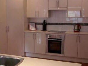 House, 4 Bedrooms | Private kitchen | Full-size fridge, microwave, oven, stovetop