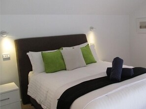 House, 6 Bedrooms | 6 bedrooms, desk, blackout drapes, iron/ironing board - Pelican Escape Executive Home (Cams Wharf)