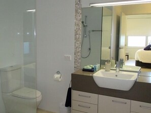 House, 6 Bedrooms | Bathroom | Separate tub and shower, jetted tub, free toiletries, towels - Pelican Escape Executive Home (Cams Wharf)